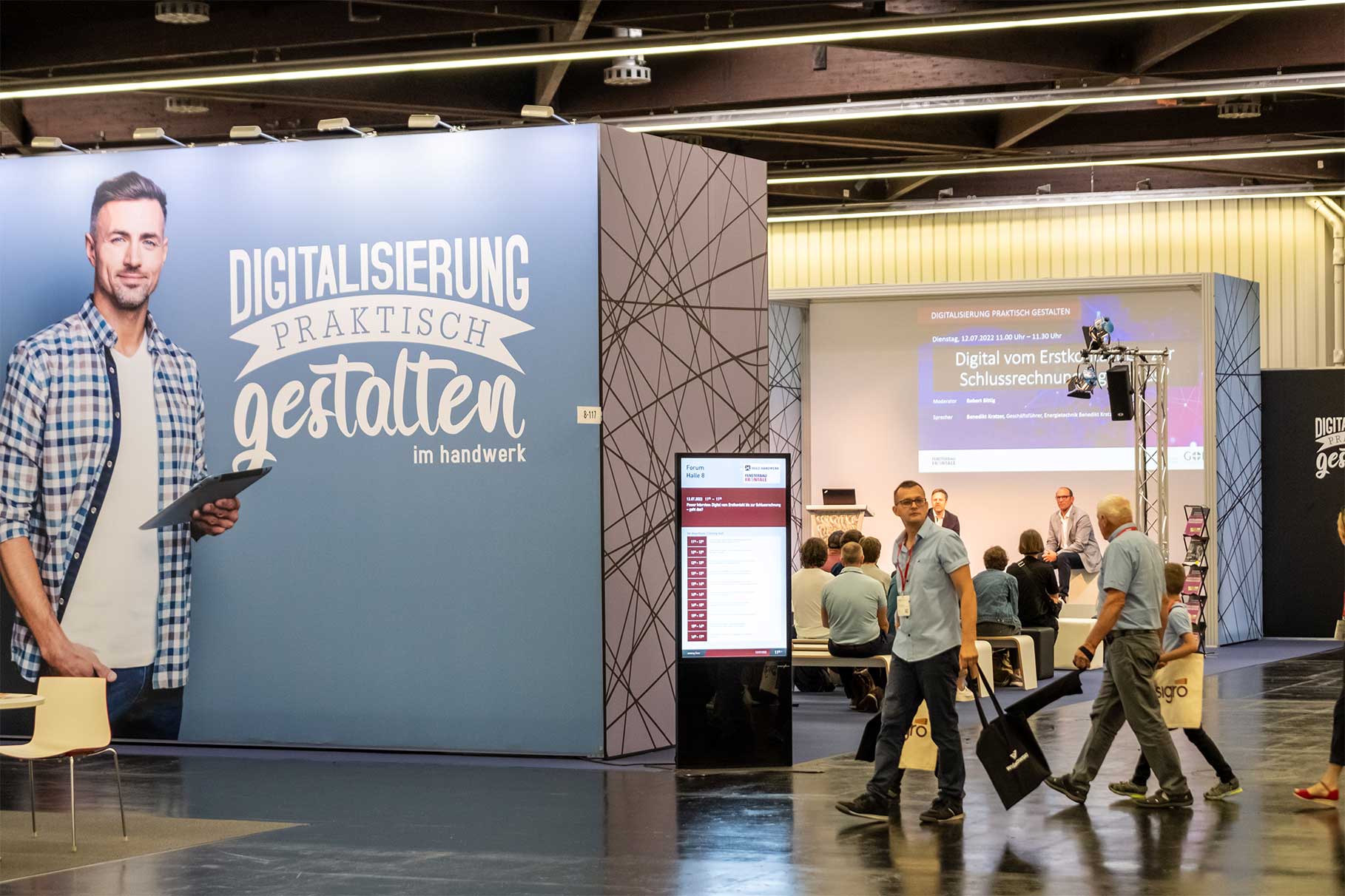 Foto vom Stand Forum DIGITALISIERUNG PRAKTISCH GESTALTEN mit Besuchern © NürnbergMesse / Thomas Geiger