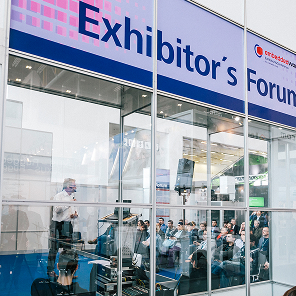 Aussteller Forum auf einer Messe in der eine Präsentation vor Publikum abgehalten wird