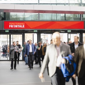 Stand aufgebaut mit Ausstellern und Besuchern auf einer Messe