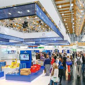 Stand aufgebaut mit Ausstellern und Besuchern auf einer Messe