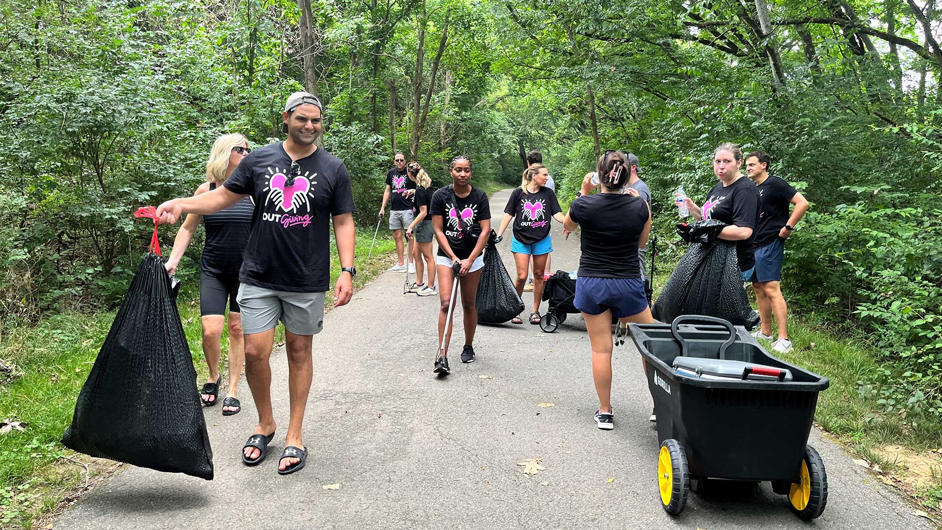 OUTFRONT employees volunteering at river cleanup