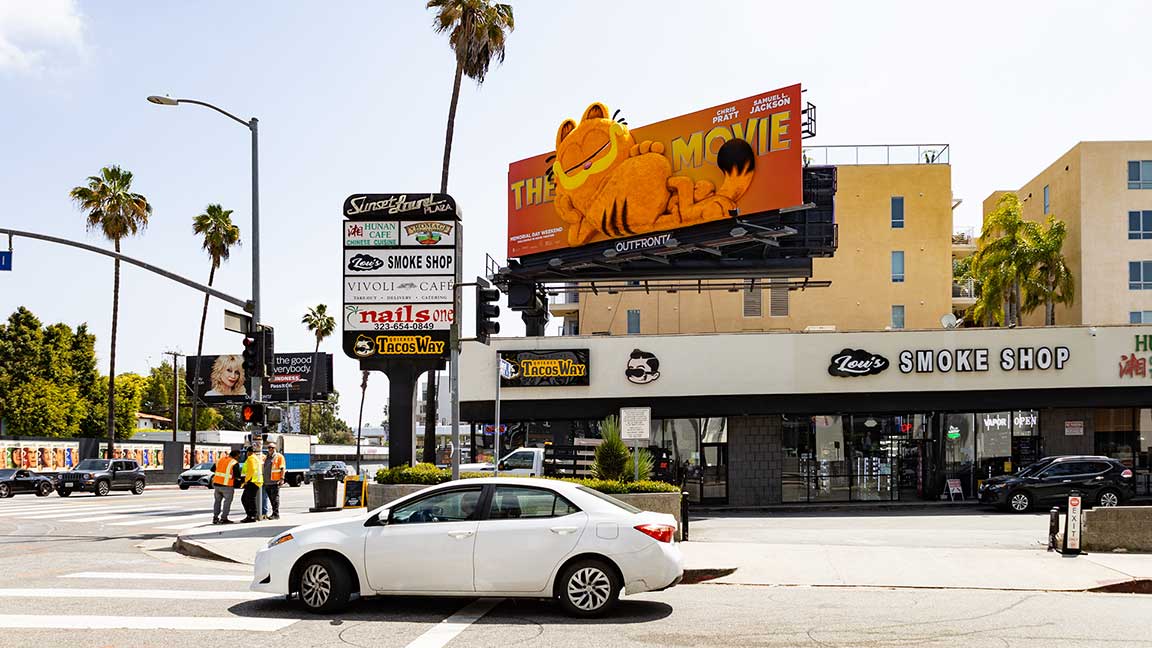 Sony Pictures Garfield billboard in LA with 3D animatronic Garfield