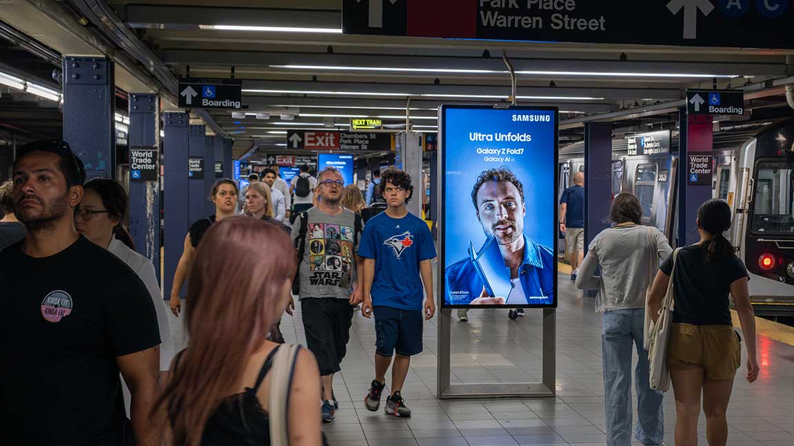 Digital Liveboard subway ad for Samsung