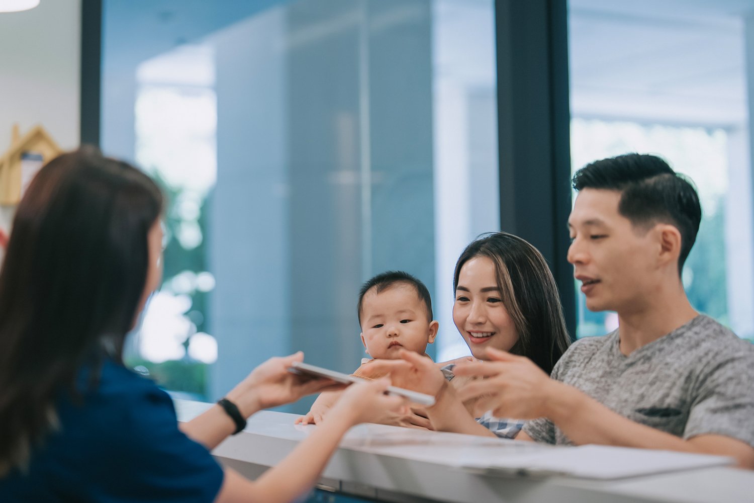 A caring doctor welcomes a family with warmth and professionalism as they check into the clinic, ensuring a comforting healthcare experience