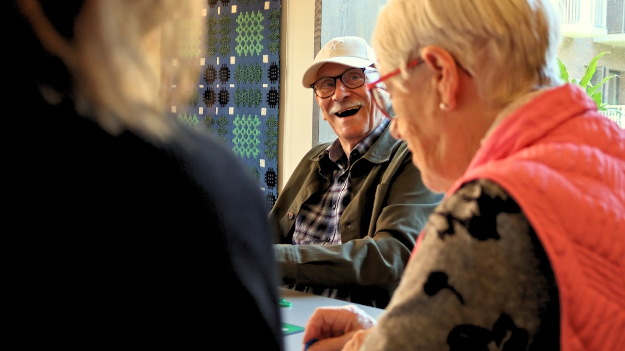 Hildis Bo mand kigger og smiler