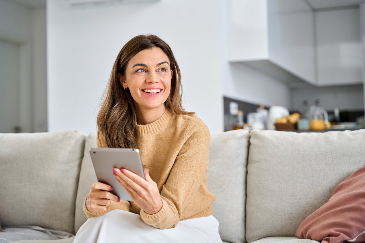 DAME SIDDER MED TABLET I SOFA
