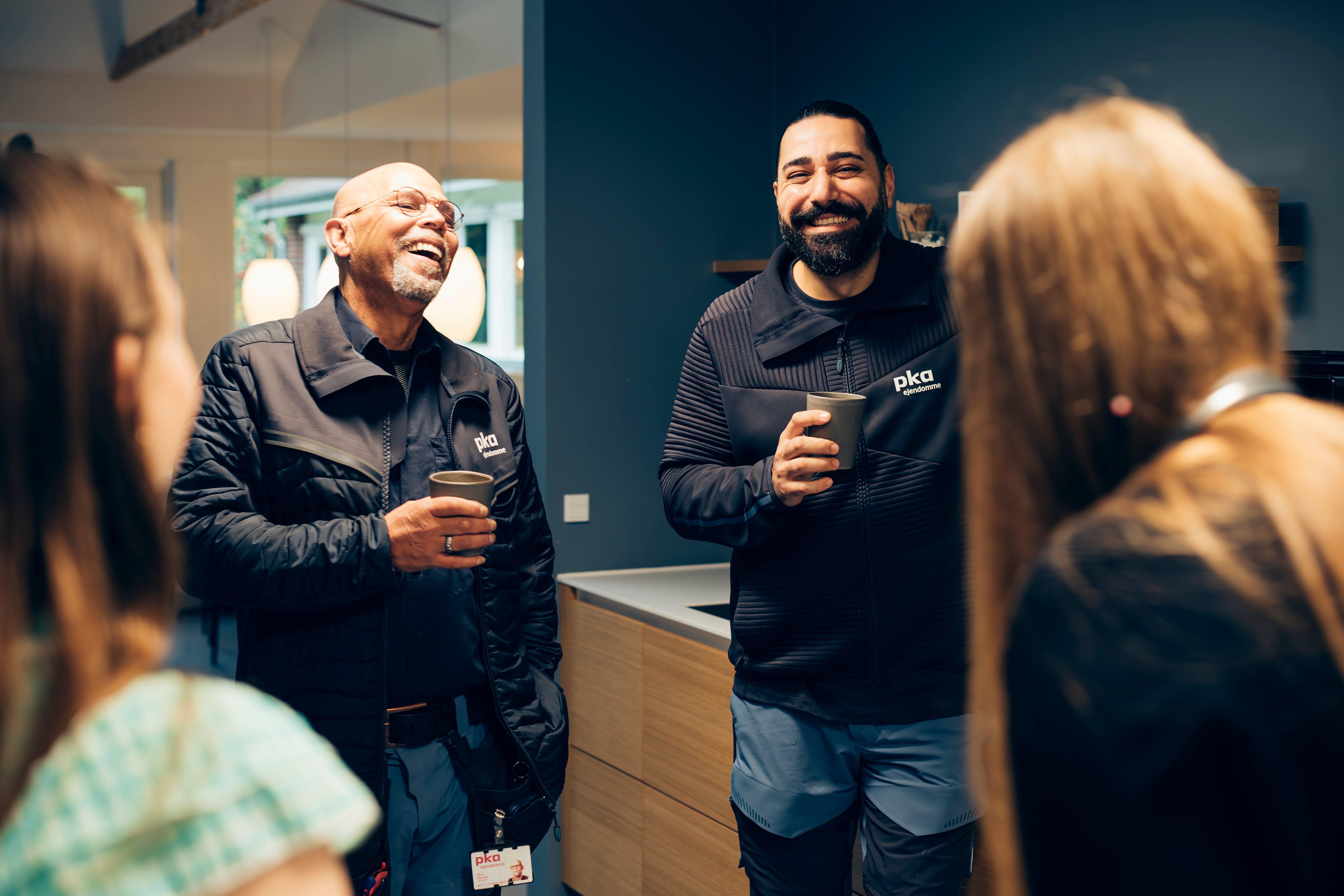 Vicevært snakker med kollegaer 4