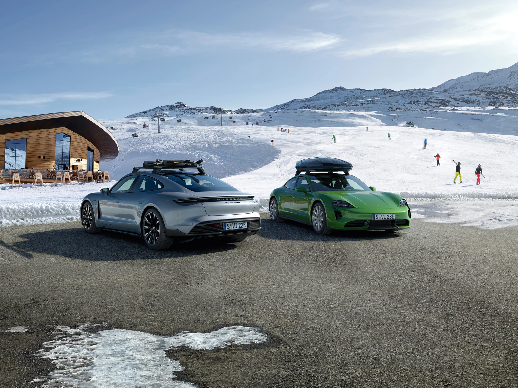 To Taycan med vinter-tilbehør