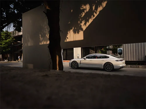 Porsche carga en ciudad