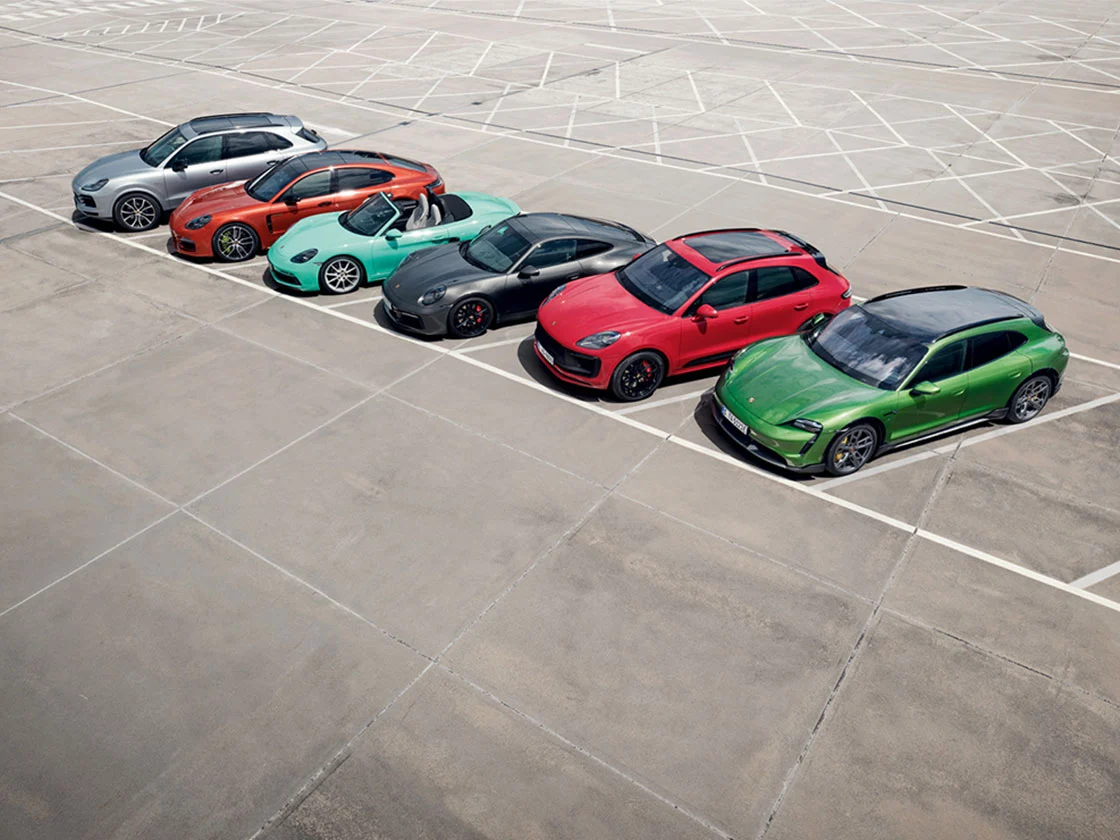 Flera olika Porsche står parkerade