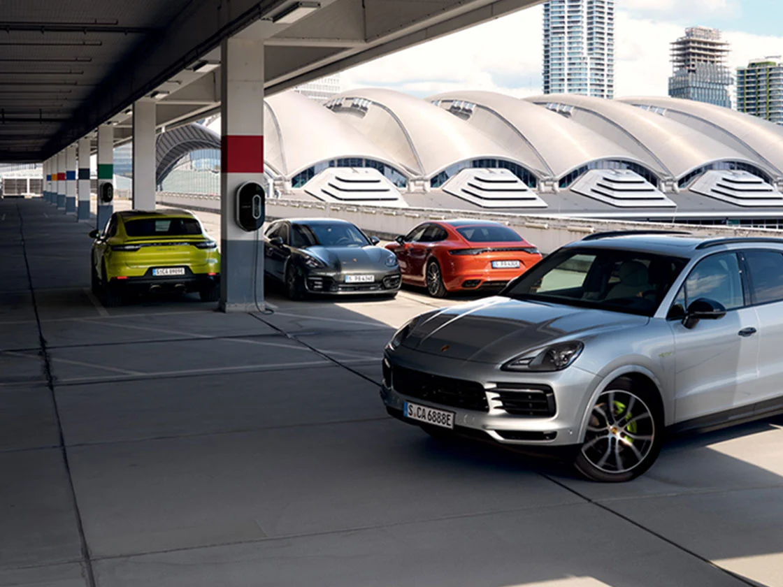 Flera olika Porsche står parkerade i parkeringshus