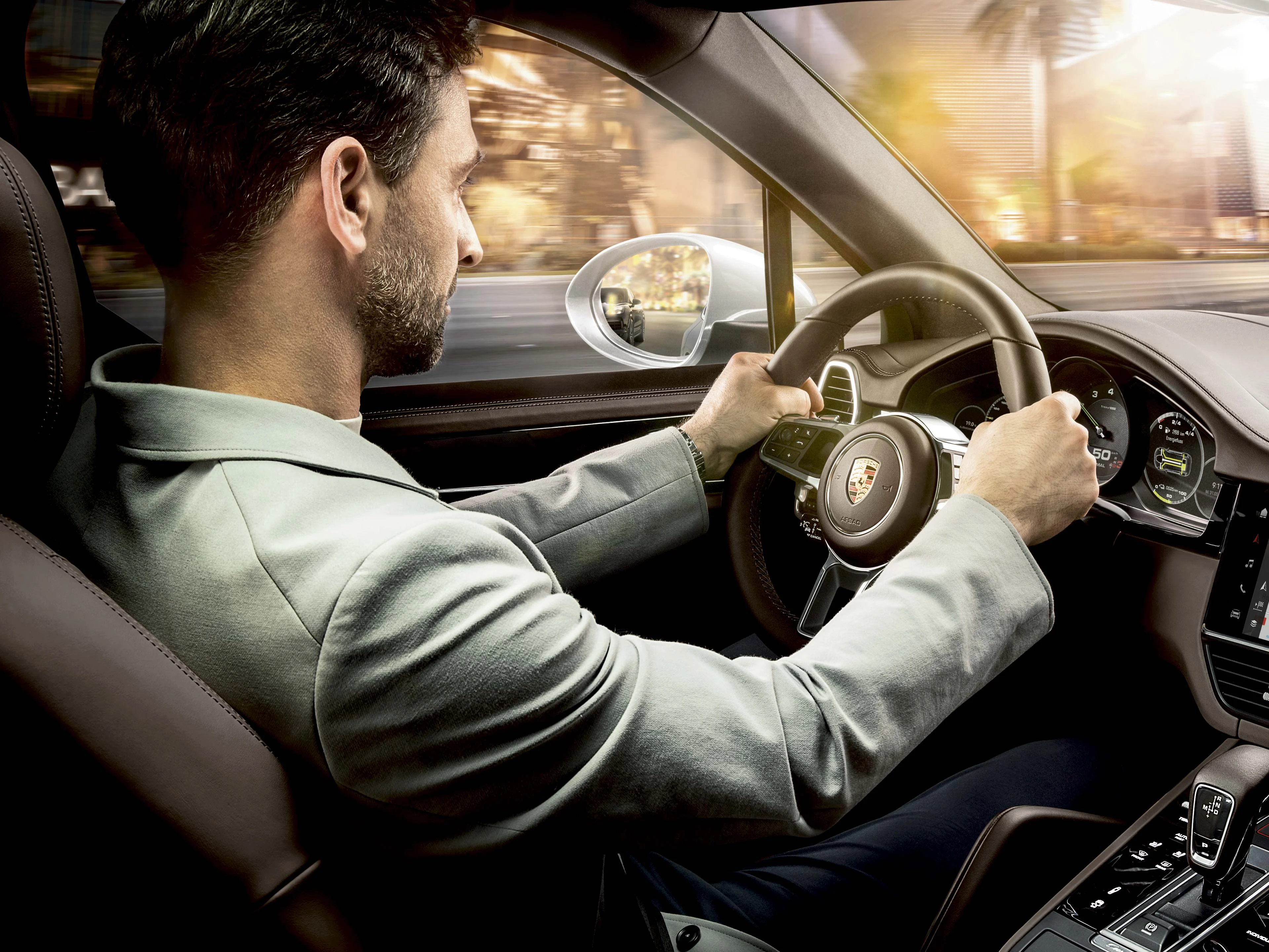 En man provkör en Porsche Cayenne E-Hybrid