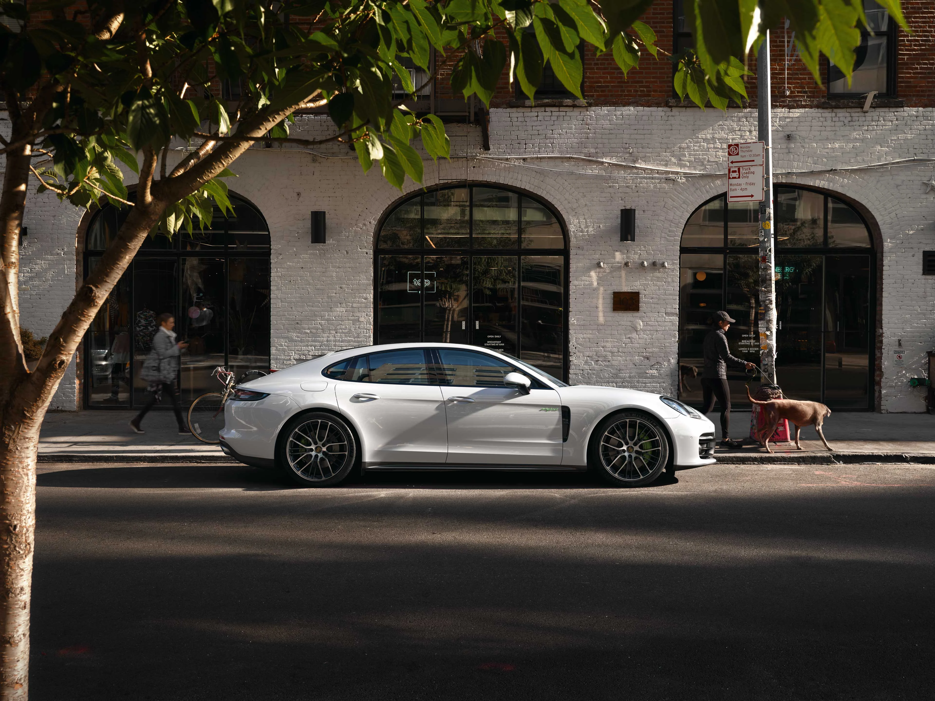 Porsche Panamera 4 e-hybrid parkerad på väg