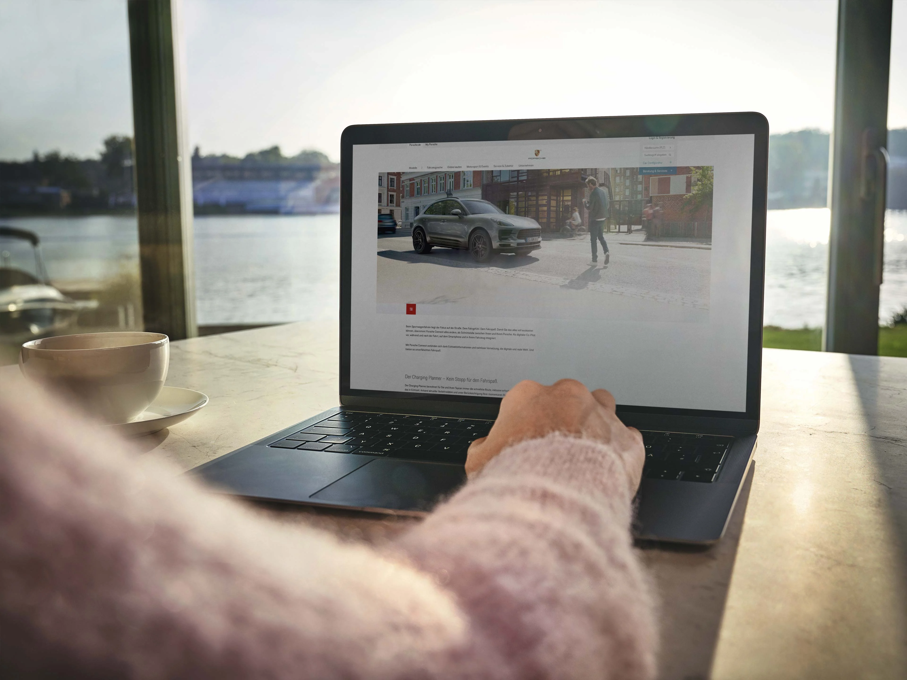Porsches webbplats visas i en dator