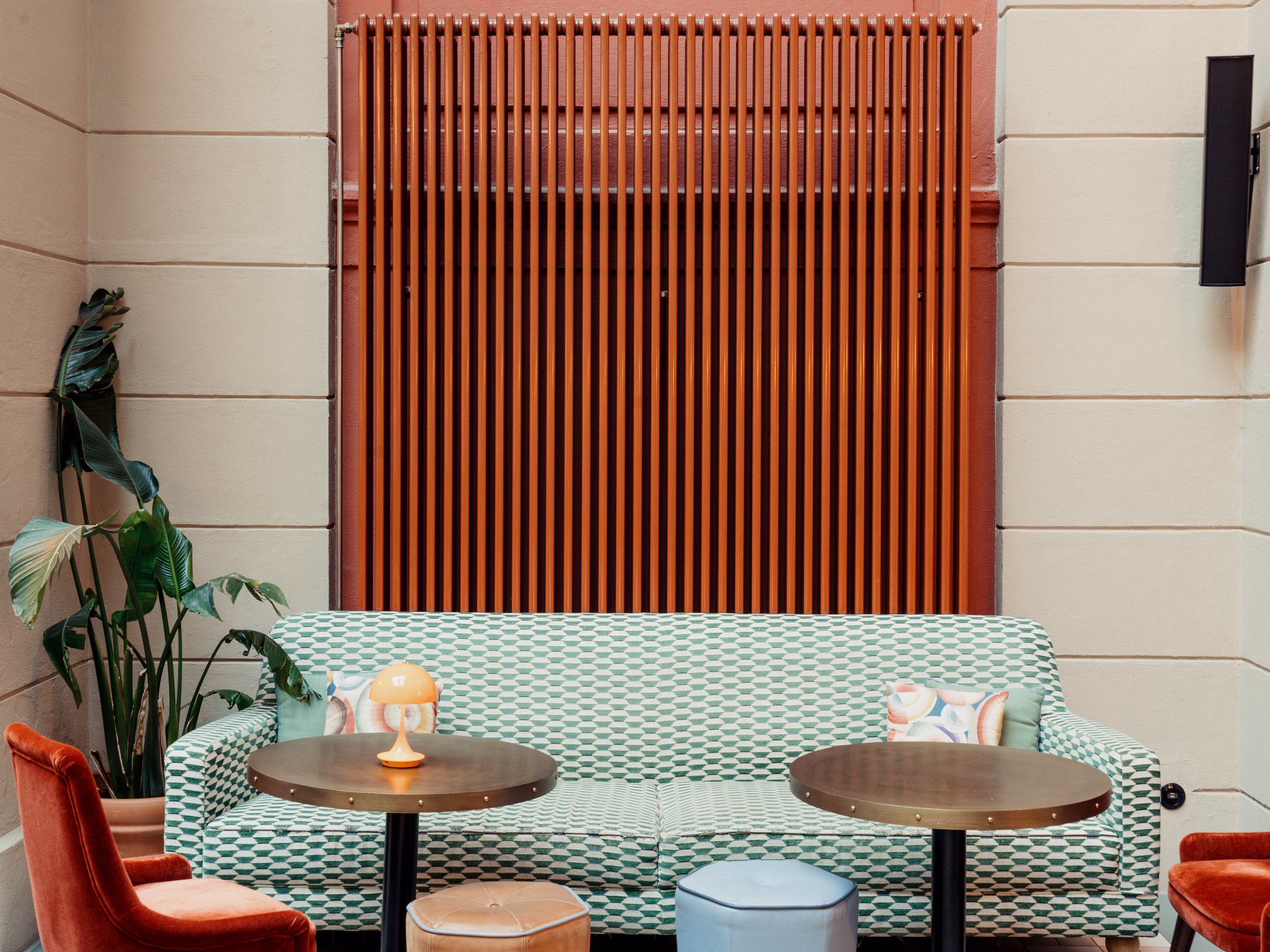 Delta sektionsradiator i Vermilion RAL 2002 @25hourshotel_copenhagen