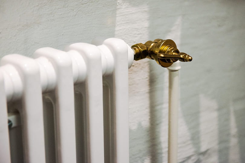 En Delta radiator med ett vackert slottsvred. Slottsventilen används exempelvis i byggnader där man vill bevara den gamla stilen. Ventilen regleras manuellt med slottsvredet. Slottsventilen består av ventil med förinställning och slottsvred, som fungerar som en handratt.