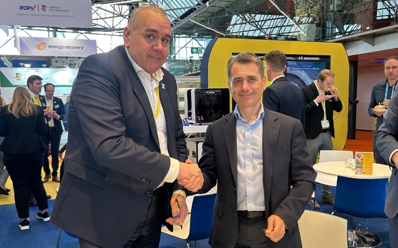 Menno M Holterman and Mark Ralph shaking hands at Aquatech Amsterdam 2025