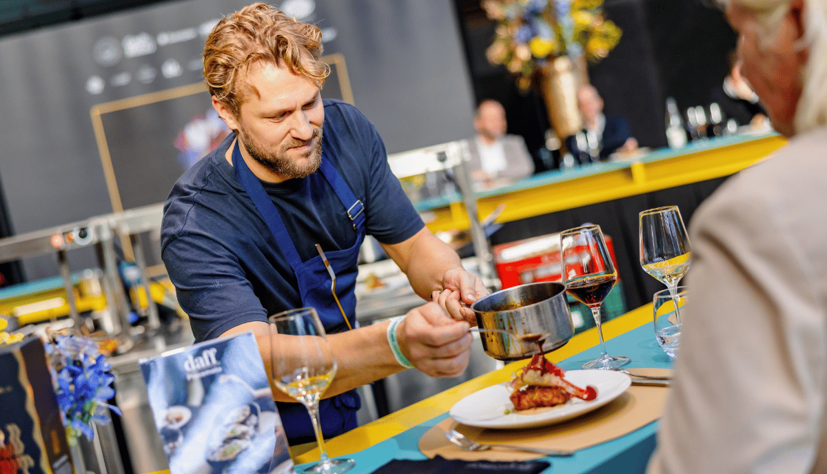 Chef werkt een gerecht af voor gasten
