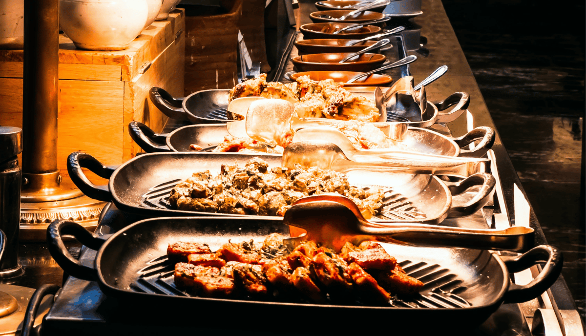 Uitgebreid buffet met culinaire gerechten en luxe presentatie