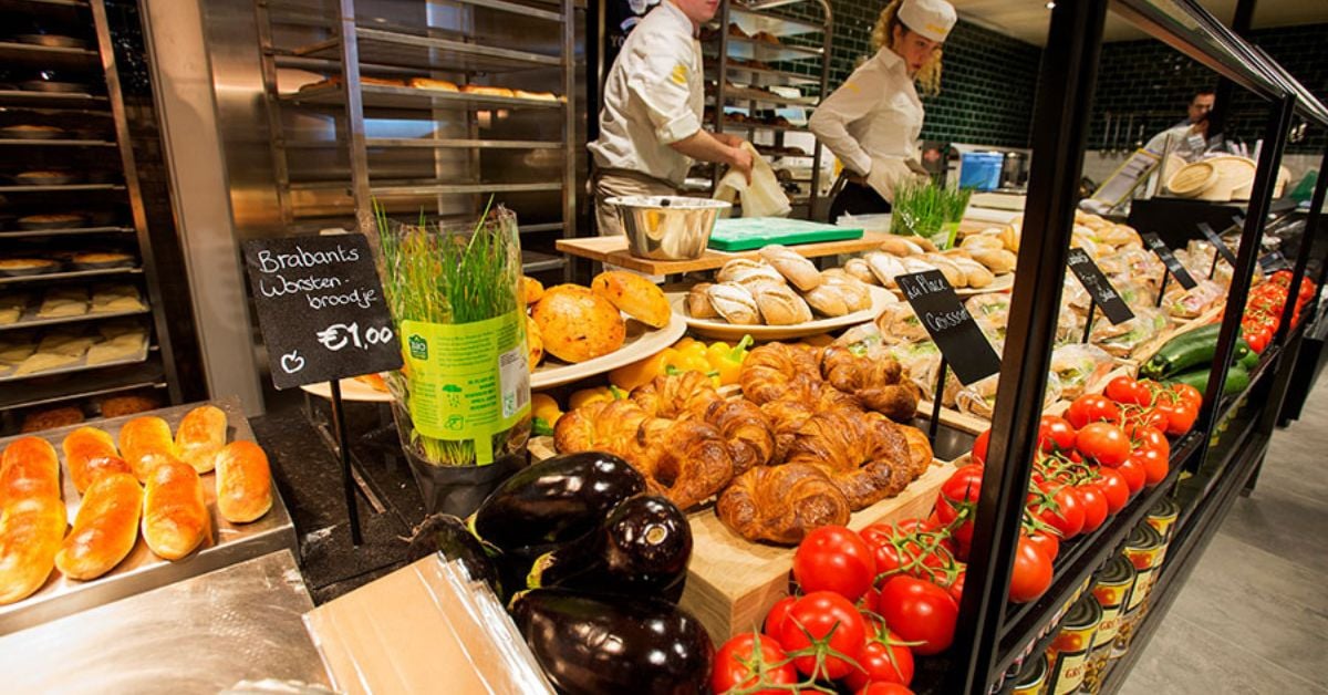Bakkerij en versafdeling met brood