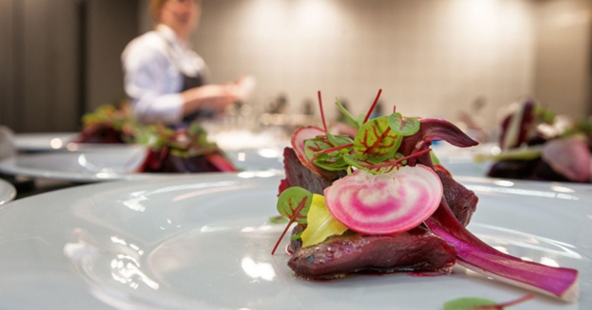Fijn opgemaakt bord met een culinair gerecht