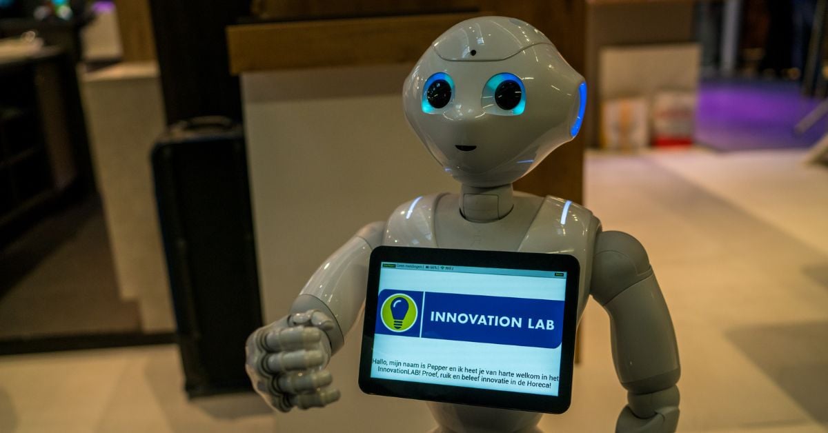 Robot dat 'InnovationLAB' toont op een scherm