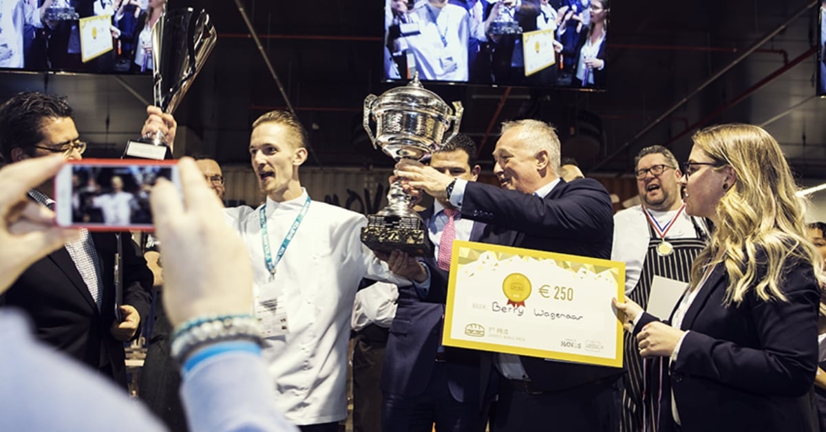 Berry Wagenaar ontvangt trofee en cheque van €250 voor winst bij het NK Lekkerste Broodje Horeca 2018 tijdens Horecava