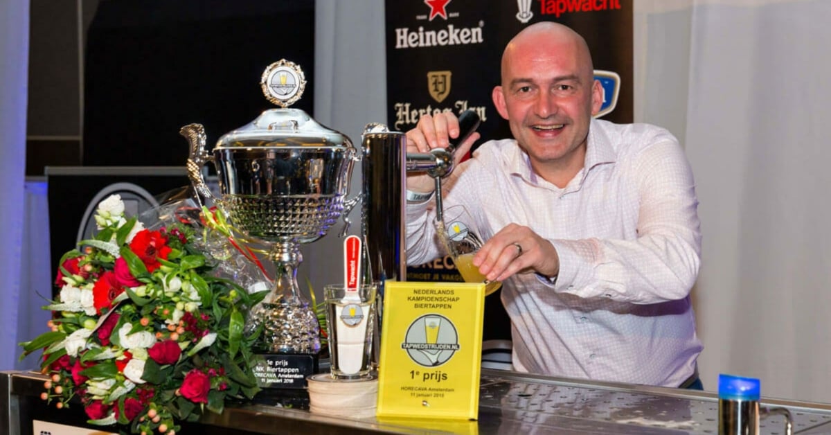 Frank Bruin viert zijn overwinning als Nederlands Kampioen Biertappen 2018 met trofee, bloemen en prijs bij Horecava
