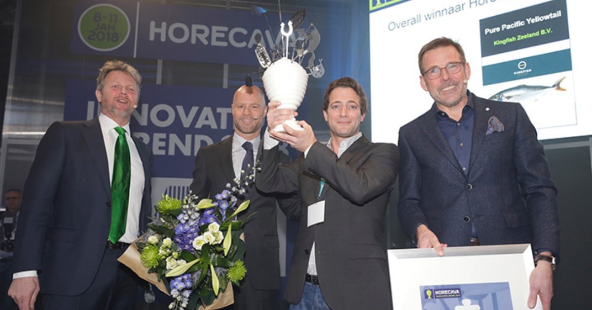 Winnaars van de Horecava Innovation Award 2018 met de trofee en bloemen tijdens de uitreiking