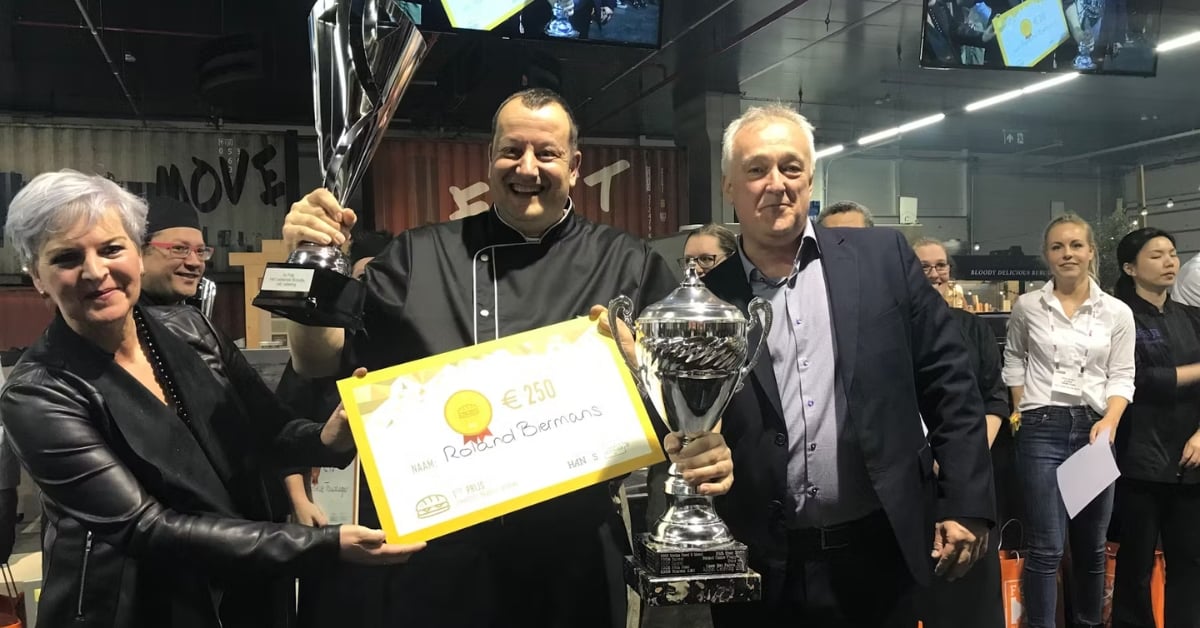 Roland Biermans ontvangt trofee en cheque van €250 voor winst bij het NK Lekkerste Broodje Catering 2018 tijdens Horecava