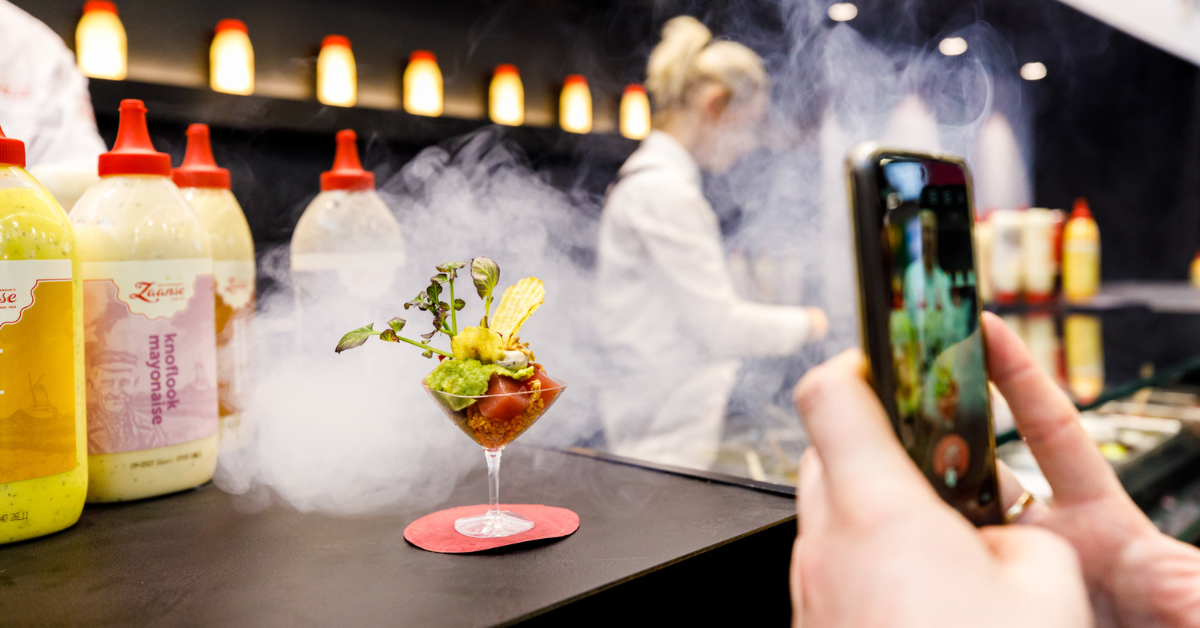 Creatieve foodpresentatie binnen het segment Fast Casual met rook-effect