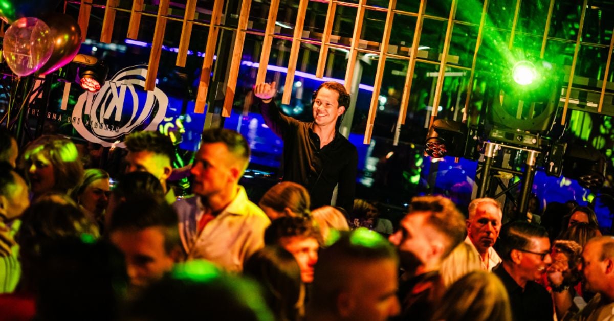 Horecagelegenheid met DJ en dansende gasten