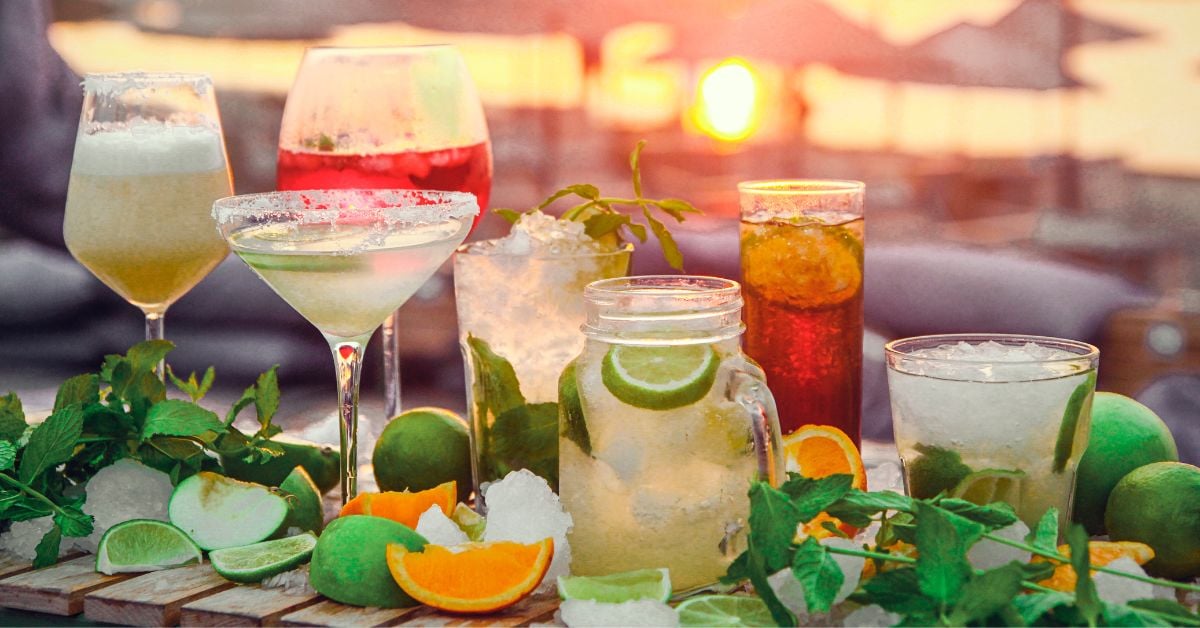 Vakantiesfeer met cocktails