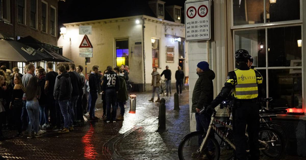 Drukke uitgaansstraat in de avond