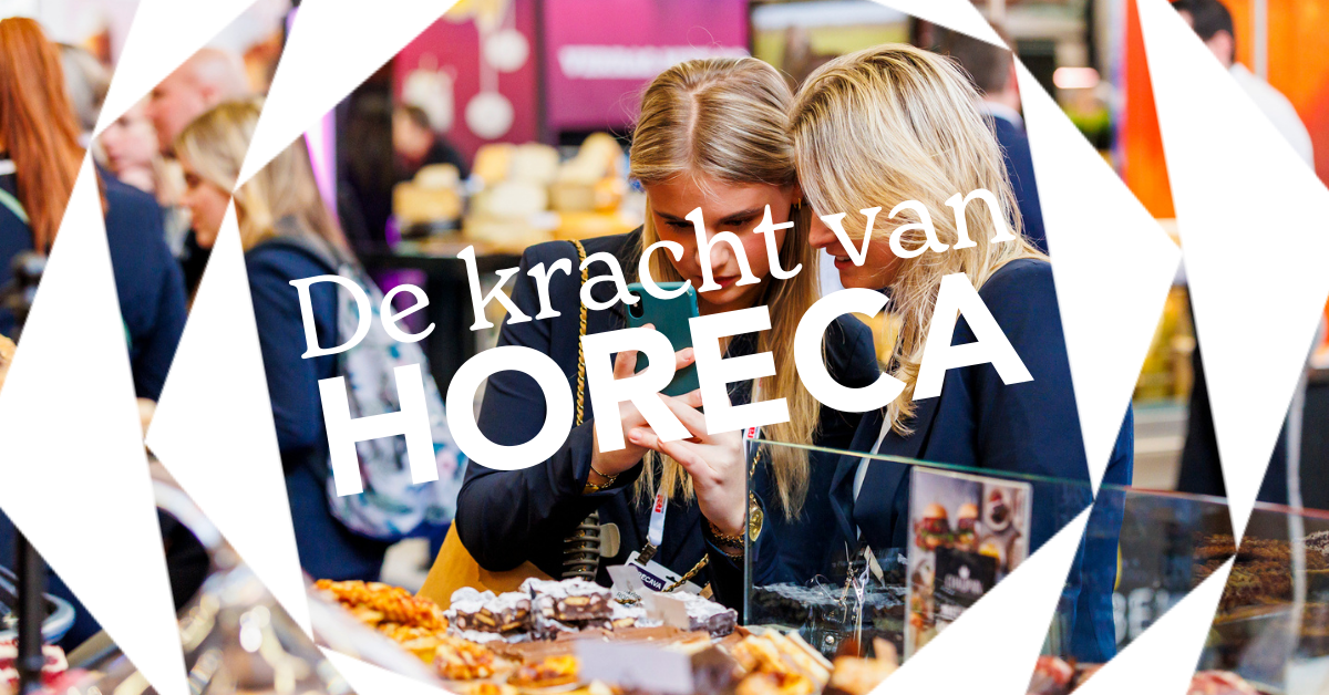 Bezoekers bekijken en fotograferen lekkernijen op een horecabeurs, met de tekst 'De kracht van horeca' over de foto