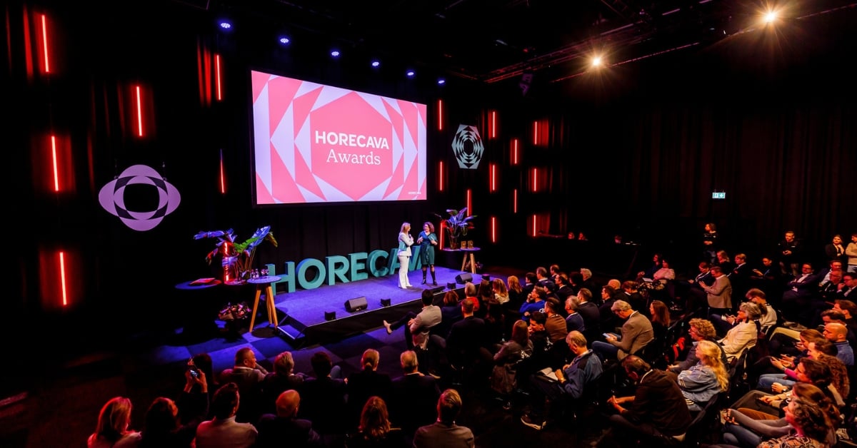 Uitreiking van de Horecava Awards op het podium van het theater met een vol publiek