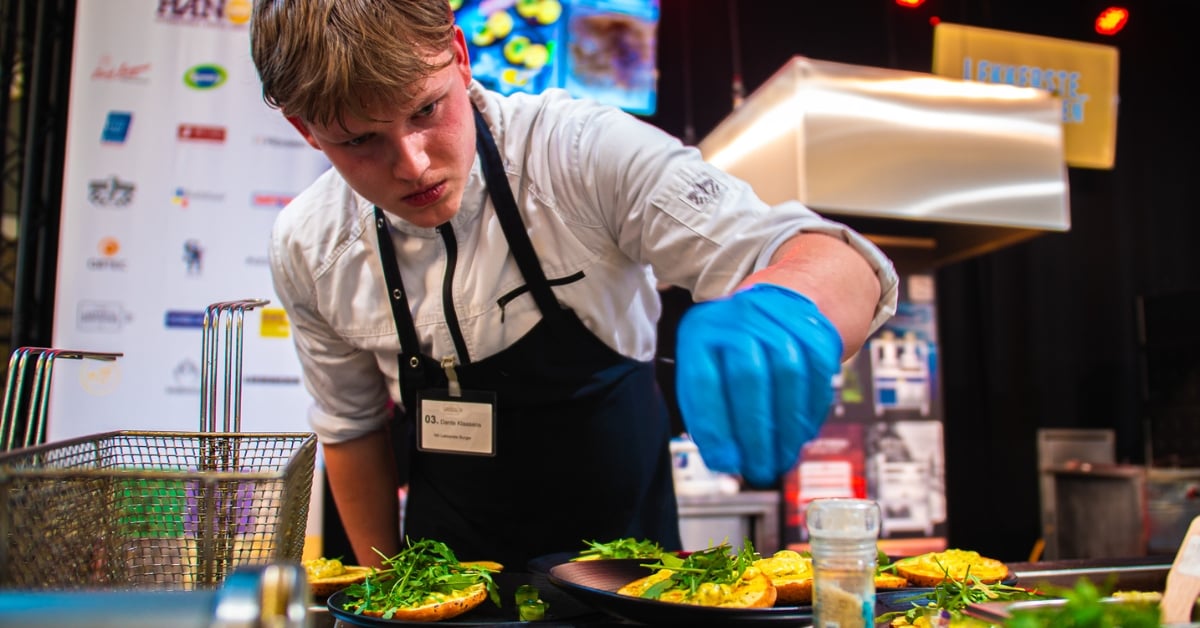 Chef garneert gerechten tijdens het NK de Lekkerste op Horecava