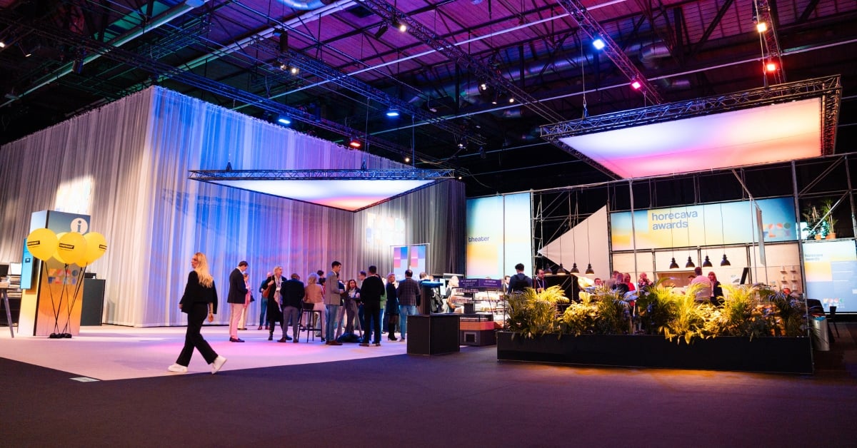 TrendLAB tijdens Horecava, kleurrijk verlicht, met bezoekers die netwerken en stands bezoeken
