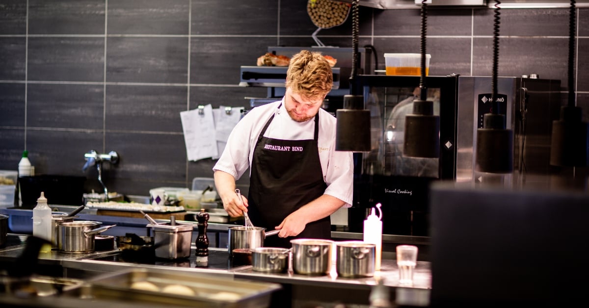 Kok aan het werk in een professionele restaurantkeuken