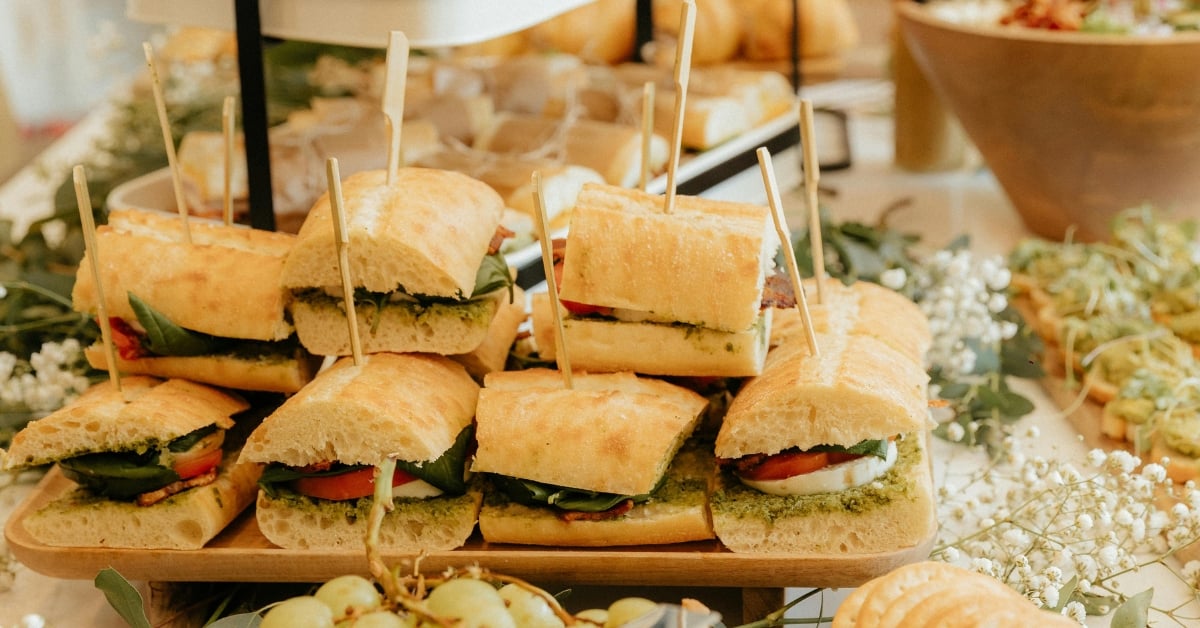 Plateau met belegde broodjes, geserveerd op een buffet
