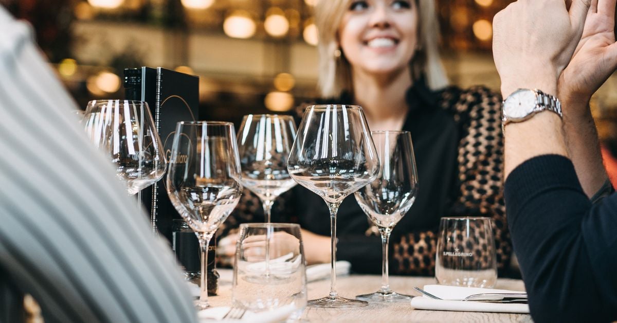 Wijnglazen op tafel vrij van glascorrosie