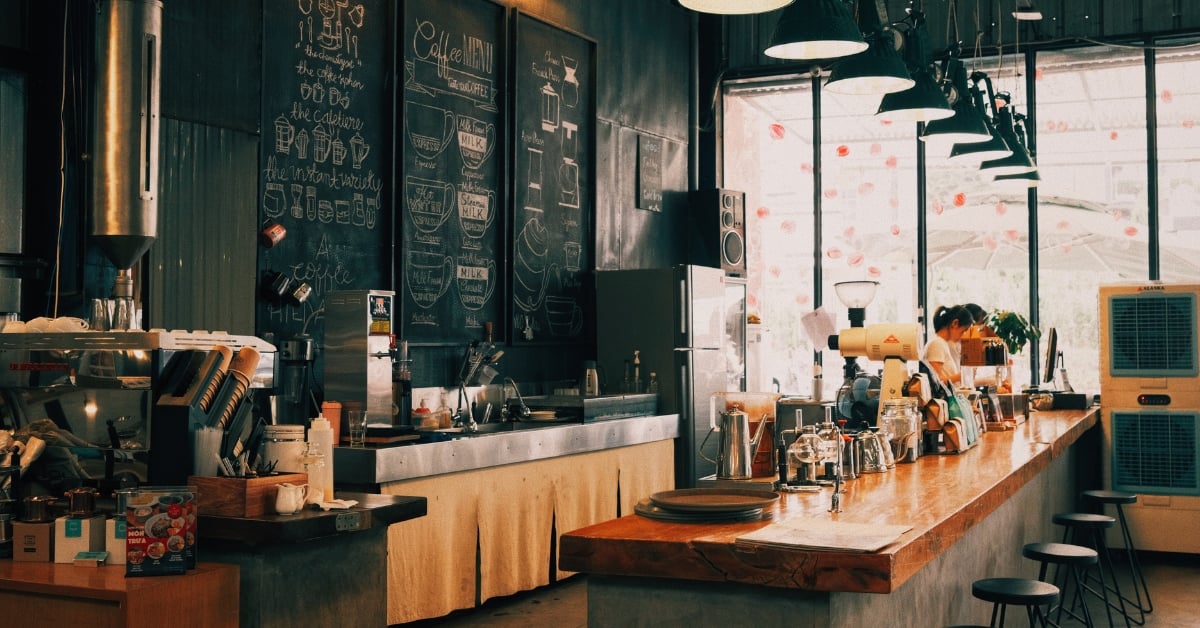 Rustige horecabar met medewerkers achter de toonbank