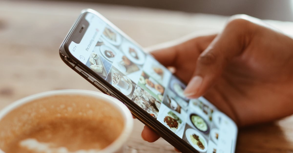 Persoon kijkt naar instagram profiel met gerechten