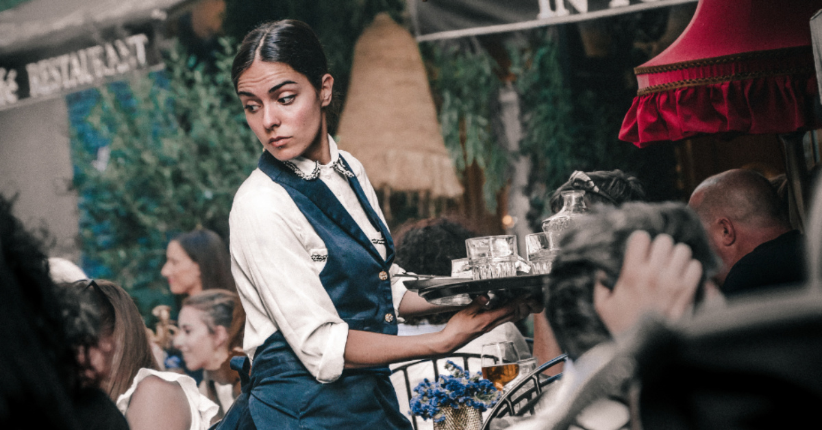 Een Gen-Z'er aan het werk in de horeca