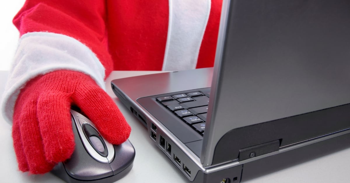 Kerstman achter een laptop