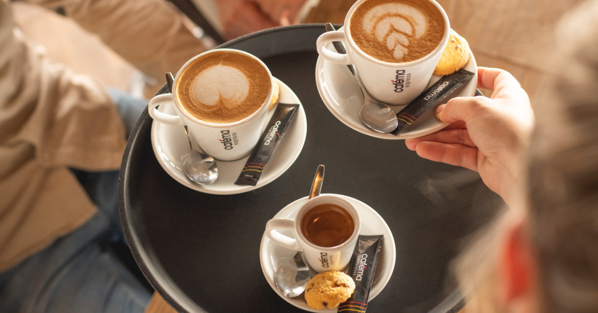 2 cappuccino's en een kop koffie op dienblad