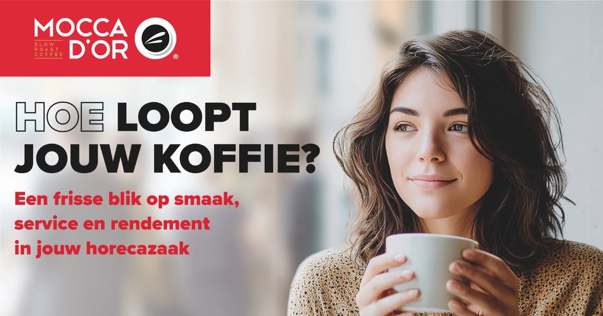 Jonge vrouw drinkt koffie en kijkt naar buiten, naast de tekst ‘Hoe loopt jouw koffie? Een frisse blik op smaak, service en rendement in jouw horecazaak’ en het Mocca d’Or-logo.