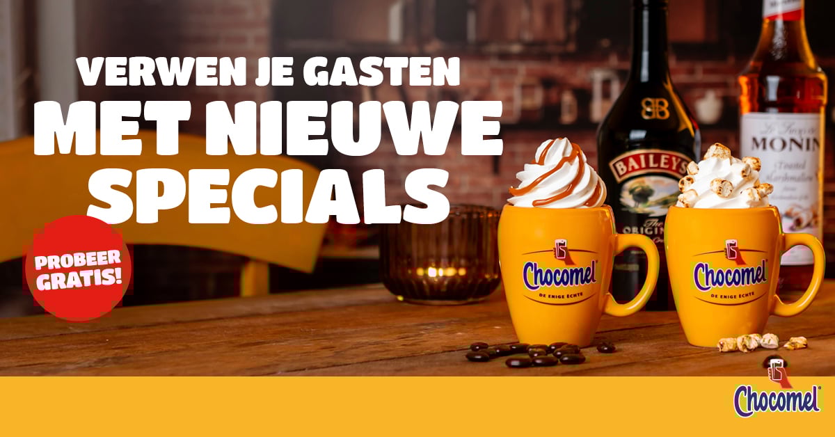 Promotieafbeelding van Chocomel met twee mokken warme chocolademelk met slagroom en toppings, flessen Baileys en Monin op de achtergrond. Tekst: ‘Verwen je gasten met nieuwe specials – Probeer gratis!’