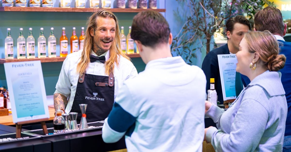 Bartender in gesprek met twee bezoekers