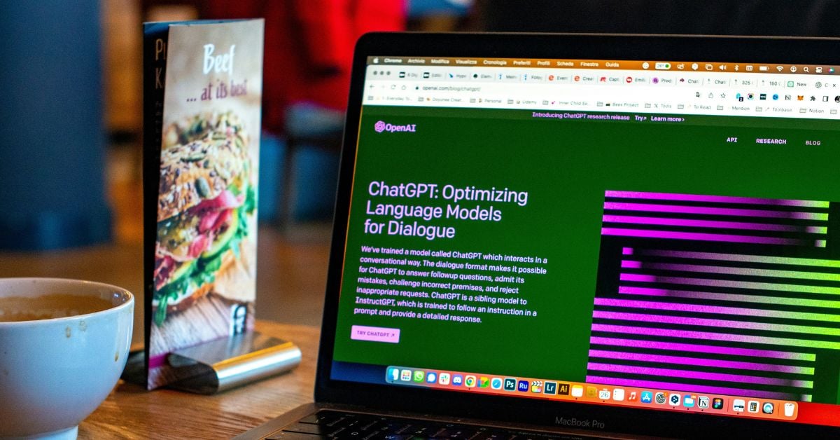 Laptop met ChatGPT open op een tafel in een horecazaak